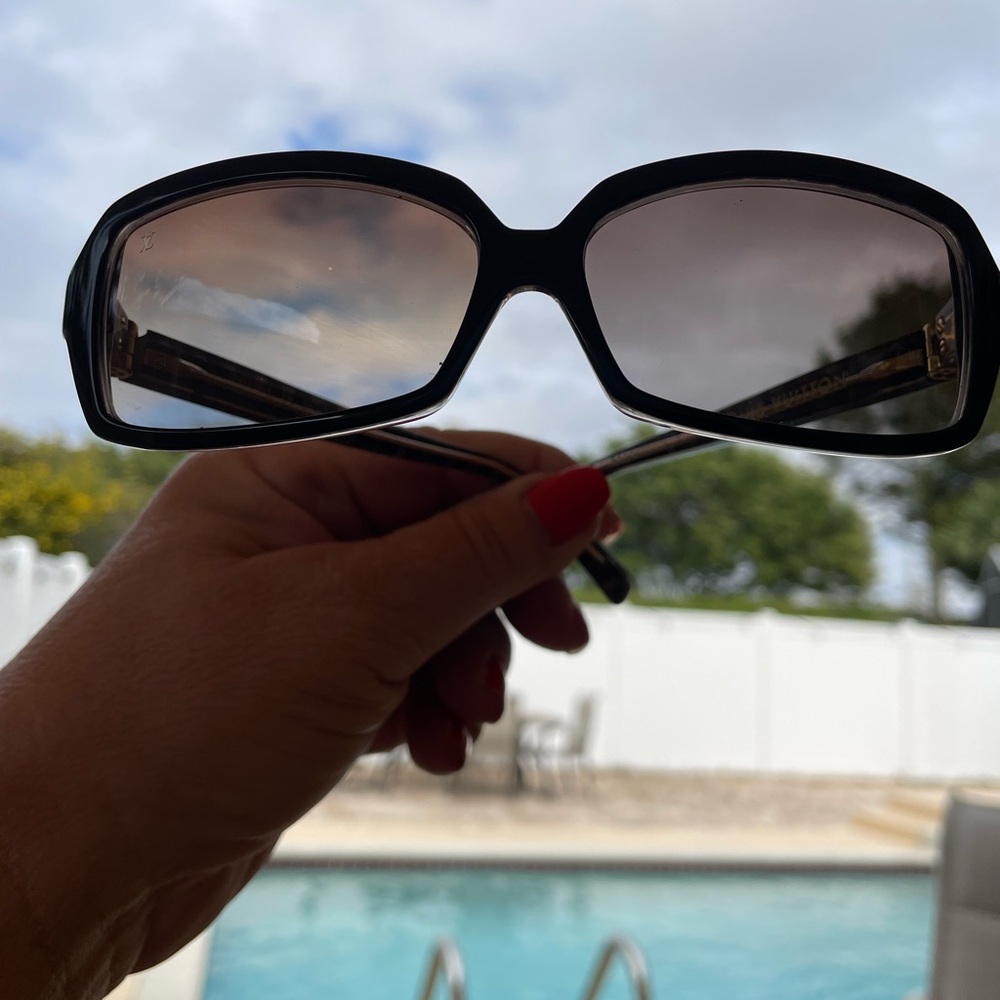 LOUIS VUITTON sunglasses - Picture 2 of 9